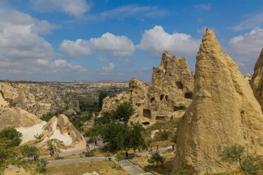 GOREME, TURKEY - 19 Temmuz 2019: Kapadokya, Türkiye 'de Goreme açık hava müzesi