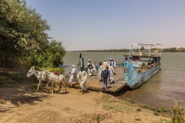 Old Dongola, Sudan - 1 Mart 2019 Sudan yakınlarındaki bir feribottan inen insanlar