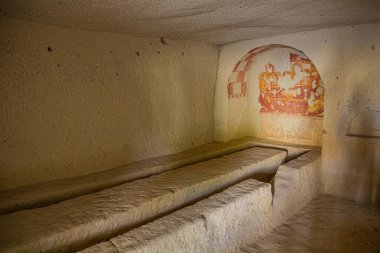 GOREME, TURKEY - 19 Temmuz 2019: Kapadokya 'da Goreme yakınlarında manastır mağarası yemekhanesi (yemek odası)