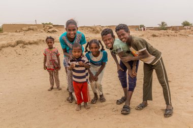ABRI, SUDAN - 26 Şubat 2019: Sudan 'ın Abri kenti yakınlarındaki Nil nehrinin kumlu bir adasındaki Nubian köyünde yerel çocuklar