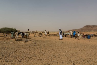 Nehir Nil Eyaleti, Sudan - 5 Mart 2019: Sudan 'ın kuru bir bölgesindeki bir kuyuda köylüler.