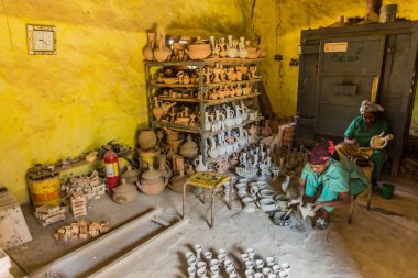 WOLLEKA, ETHIOPIA - 14 Mart 2019: Wolleka Köyü, Etiyopya 'daki Ploughshare Kadın Çömlekçilik Atölyesi.