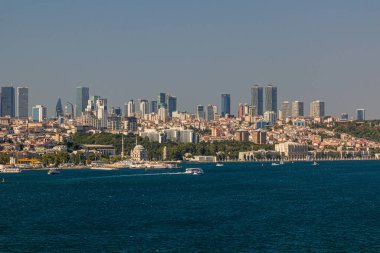İstanbul, Türkiye 'deki Dolmabahçe Camii ve Boğazı' nın yanındaki Saray