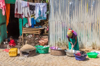 BAŞKAN, ETHIOPIA - 13 Mart 2019: Gondar, Etiyopya 'da çamaşırlarını yıkayan yerel kadın.