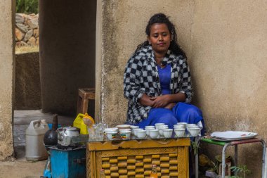 AXUM, ETHIOPIA - 19 Mart 2019: Etiyopyalı kadın Etiyopya, Axum 'da kahve servisi yapıyor