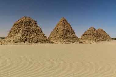 Sudan 'ın Karima kasabası yakınlarındaki çölde harap olmuş Nuri piramitleri.