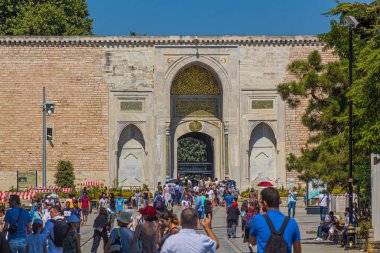 İSTANBUL, TURKEY - 22 Temmuz 2019: İstanbul, Türkiye 'deki Topkapı İmparatorluk Kapısında Turistler