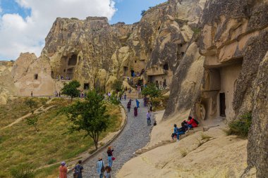 GOREME, TURKEY - 19 Temmuz 2019: Kapadokya, Türkiye 'de Goreme açık hava müzesini ziyaret edin