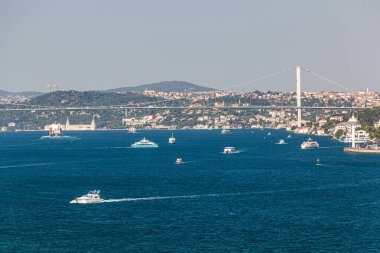 İstanbul, Türkiye 'de Tekneler ve Birinci Boğaz Köprüsü (15 Temmuz Şehitler Köprüsü)
