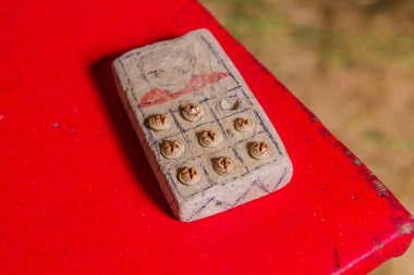 Etiyopya 'da çamurdan yapılmış oyuncak cep telefonu