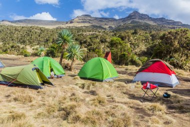 Simien dağlarında, Etiyopya 'da Chenek' te çadırlar.