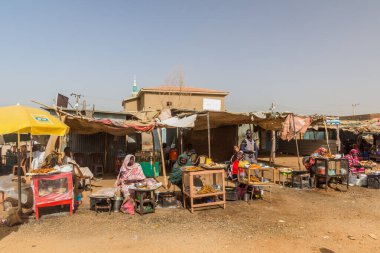 SHENDI, SUDAN - 5 Mart 2019 Şendi, Sudan 'daki sokak yiyecekleri tezgahlarının görüntüsü