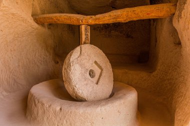 Zelve, Cappadocia, Türkiye 'deki bir kaya konutunda eski taş değirmeni