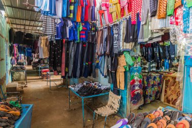 ABRI, Sudan - 25 Şubat 2019: Abri, Sudan 'da kıyafet pazarı