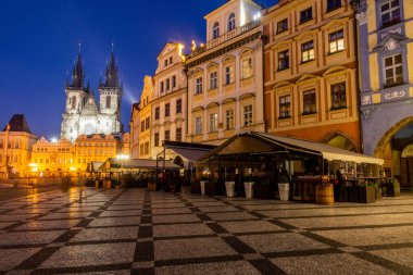 Çek Cumhuriyeti Prag 'daki Old Town Meydanı' nın akşam manzarası