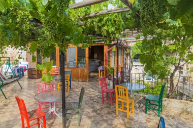 Türkiye 'nin Kapadokya kentindeki Goreme mağara kasabasında bir teras manzarası