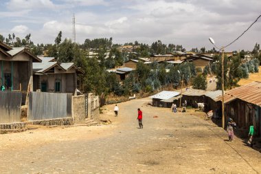 DEBARK, ETHIOPIA - 17 Mart 2019: Debark, Etiyopya 'da bir caddenin görüntüsü