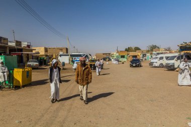 DONGOLA, SUDAN - 1 Mart 2019: Dongola, Sudan 'da bir otobüs durağı görüntüsü