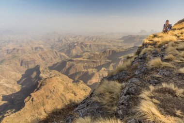 SIMIEN DAĞLARI, ETHIOPIA - 16 Mart 2019: Simien dağlarında turist, Etiyopya