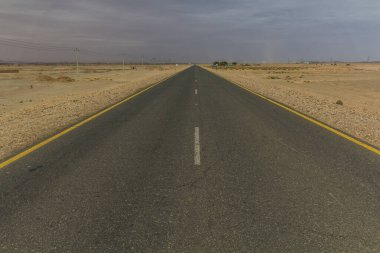 Kuzey Sudan 'da düz çöl yolu