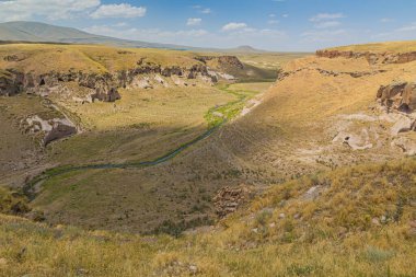 Antik Ani kentinin yanında insan yapımı mağaraları bulunan Tsaghkotsadzor (Alaca cay) vadisi