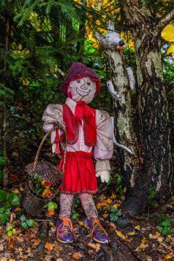 USTI NAD ORLICI, CZECH REUBLIC - 29 Ekim 2020: Çek Cumhuriyeti Usti nad Orlici yakınlarındaki Andrluv Chlum dağında Küçük Kırmızı Başlıklı Kız