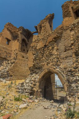 Antik Ani kentinin yıkılmış kapısı
