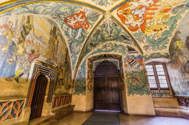 PRAG, CZECH REPUBLIC - 17 ARALIK 2020: Çek Cumhuriyeti Prag 'daki Old Town Hall' un ana giriş salonu