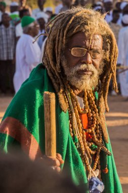 OMDURMAN, SUDAN - 8 Mart 2019: Sufi Dönen Derviş Omdurman, Sudan 'daki Hamed al Nil mezarlığında düzenlenen dini tören sırasında