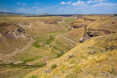 Antik Ani kentinin yanında insan yapımı mağaraları bulunan Tsaghkotsadzor (Alaca cay) vadisi