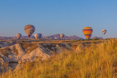 GOREME, TURKEY - 20 Temmuz 2019: Kapadokya, Türkiye üzerinde sıcak hava balonları