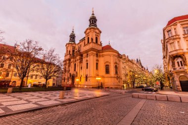 Çek Cumhuriyeti Prag 'daki Old Town meydanında Aziz Nicholas Kilisesi