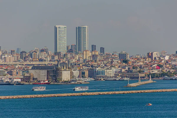Kadıköy feribot terminali ve Haydarpaşa demiryolu Terminali şehrin Asya yakası, Türkiye
