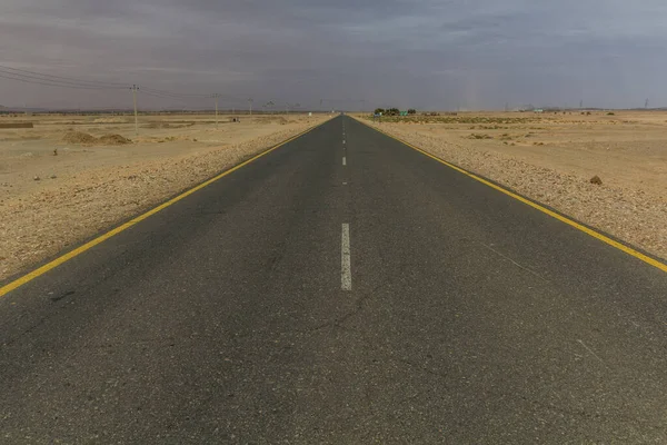 Kuzey Sudan 'da düz çöl yolu