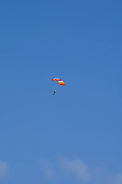 Fallschirmspringer im Flug — Stockfoto