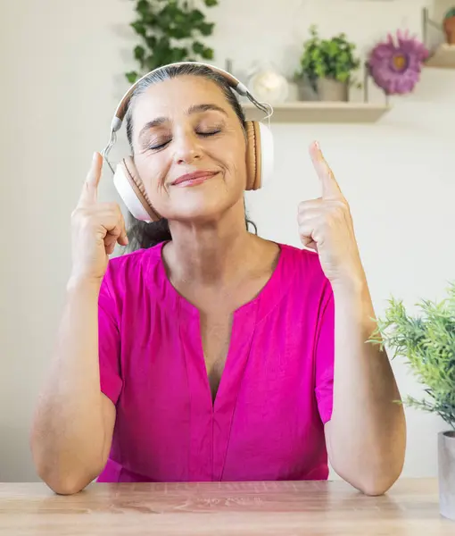 Sorrindo Mulher Madura Com Olhos Fechados Apreciando Música Através Fones — Fotografia de Stock