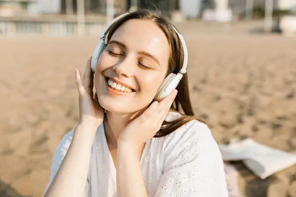 Szczęśliwa Kobieta Słucha Muzyki Przez Słuchawki Plaży — Zdjęcie stockowe