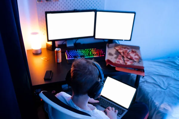 Gamer Jongen Met Behulp Van Laptop Buurt Tafel Thuis — Stockfoto