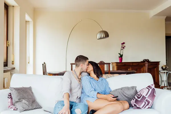 Liefdevolle Vriendinnen Zoenen Terwijl Bank Zitten Woonkamer — Stockfoto