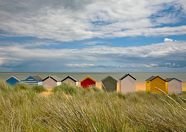 阳光明媚的海滩上的多彩的茅屋 — 图库照片