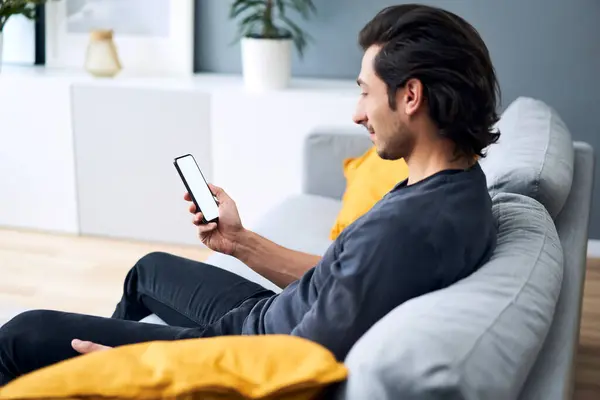 Mann Benutzt Handy Während Hause Auf Sofa Sitzt — Stockfoto