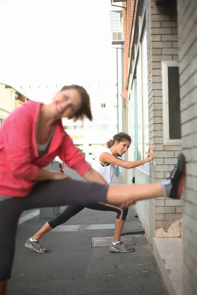 Женщины Подруги Делают Упражнения Растяжку Тропинке — стоковое фото