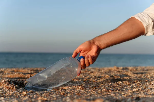 Человек Собирает Пластиковые Бутылки Песке Пляже — стоковое фото
