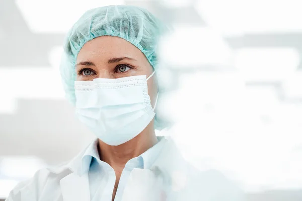 Female Pharmacist Wearing Protective Face Mask Pharmacy Covid — Stock Photo, Image