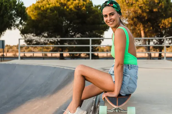 Mujer Sonriendo Mientras Está Sentado Monopatín Parque — Foto de Stock