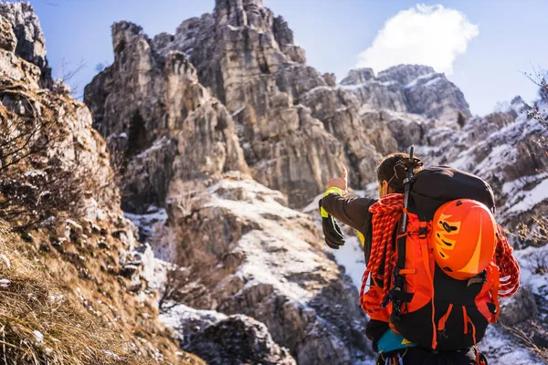 Homme Avec Sac Dos Pointant Vers Montagne Randonnée Alpes Orobie — Photo