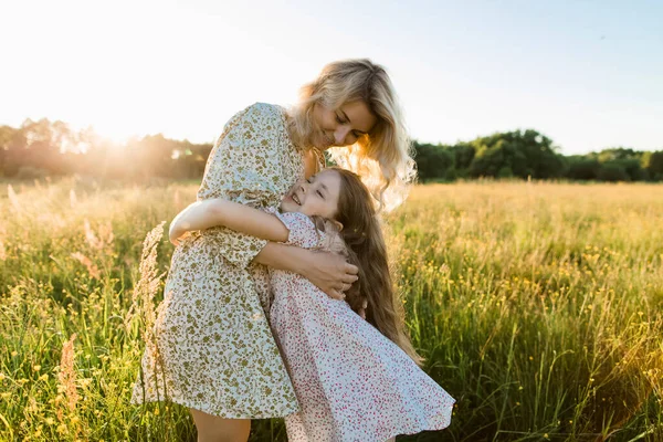 Smiling Mother Embracing Daughter Meadow — Stock Photo, Image