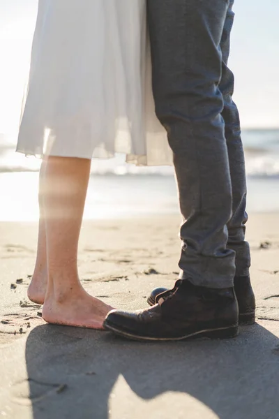 Pareja Joven Pie Juntos Playa — Foto de Stock