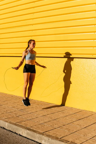 Atleta Femenina Usando Cuerda Salto Mientras Practica Saltar Por Pared —  Fotos de Stock