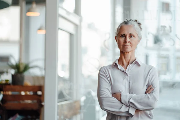 Confident Businesswoman Standing Arms Crossed Cafe — Stock Photo, Image